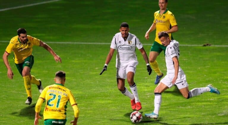 Famalicão afasta Paços de Ferreira e encontra Benfica nas meias da Taça