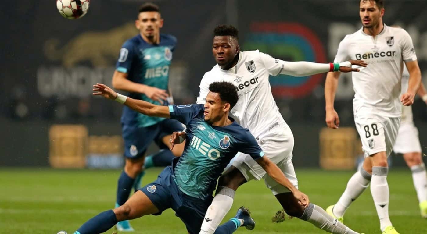 Castelo vitoriano desmorona-se após forte reacção azul e branca