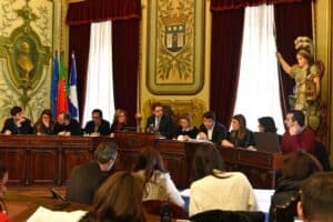 Coligação e CDU aprovam moção que quer travar descentralização obrigatória