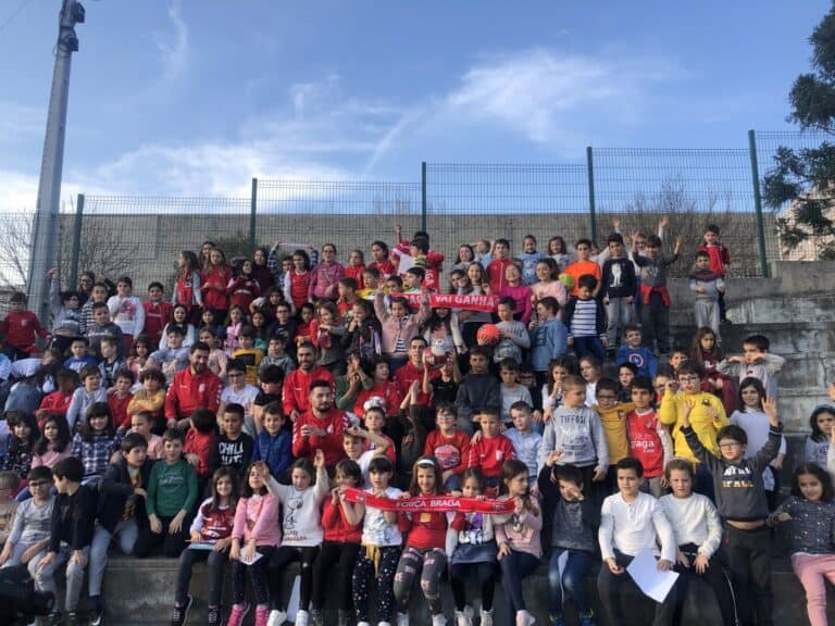 SC Braga/AAUM visita EB1 Gualtar para falar da importância de jogar e estudar