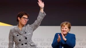 Sucessora de Merkel na liderança da CDU demite-se