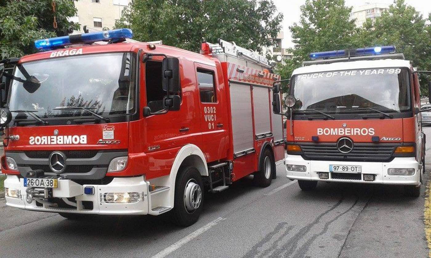Trânsito caótico em Braga. Limpeza de óleo na estrada dura há várias horas
