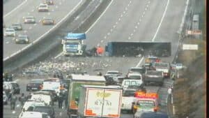 A3 cortada devido a despiste de camião