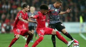 Benfica regressa aos triunfos e à liderança do campeonato