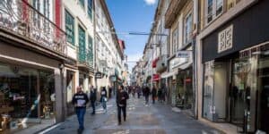 Câmara e ACB apelam ao encerramento de serviços não essenciais em Braga