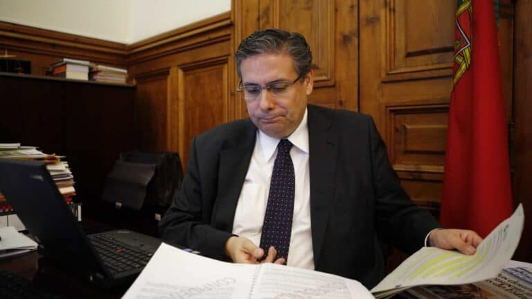 “Não é o momento para declarar estado de emergência” – Carlos Abreu Amorim