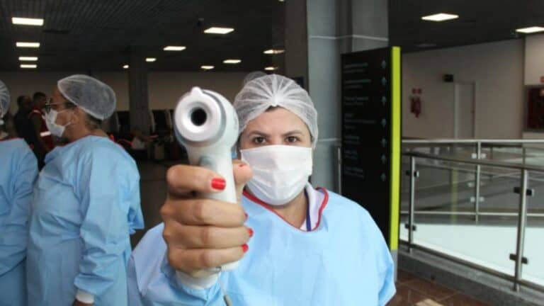 Aeroportos vão medir a temperatura dos passageiros