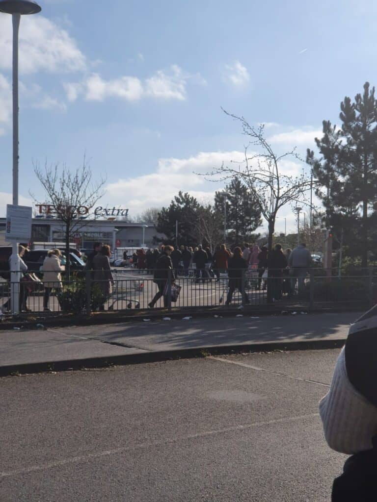 Em Londres também falta material nos hospitais e comida no supermercado