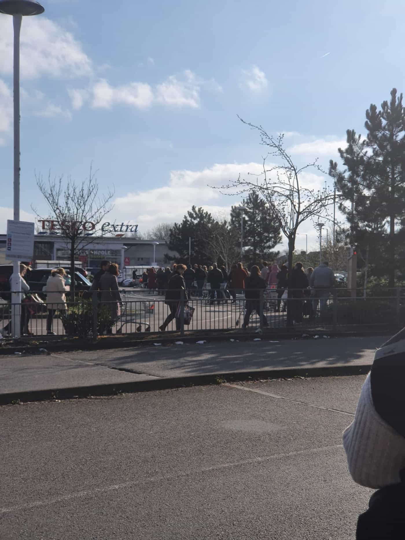 Em Londres também falta material nos hospitais e comida no supermercado