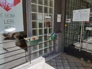 Lúcio Craveiro da Silva substitui plantas por livros e oferece-os à comunidade