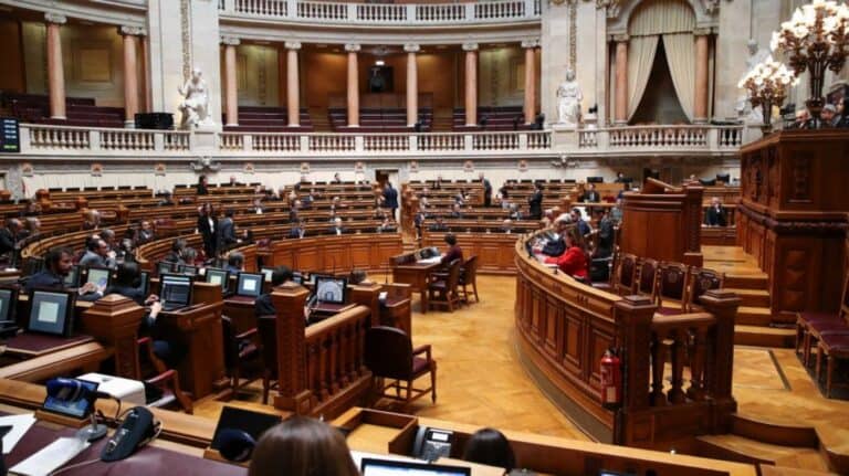 Estado de emergência renovado até 2 de Maio