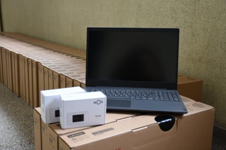 CM Famalicão entrega 650 equipamentos electrónicos aos alunos