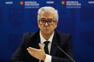 Covid-19. Ministério da Saúde já contratou mais de 1.800 profissionais