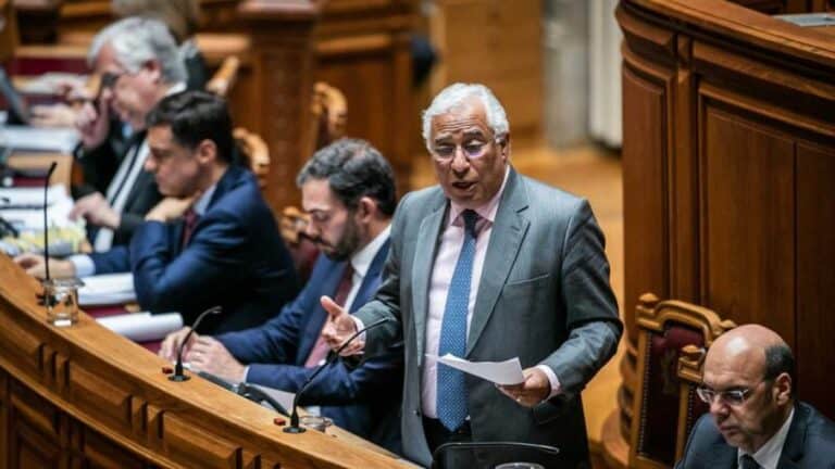 Restrições levantadas de 15 em 15 dias, em Maio e Junho. Mas tudo pode recuar