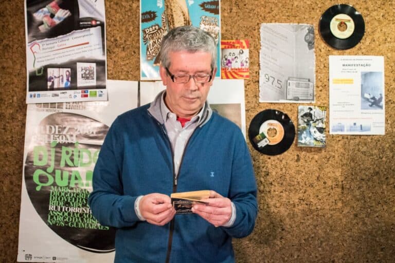 Autor do 'Livros com RUM' acredita que a sociedade “não vai deixar cair o livro”