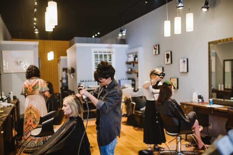 Cabeleireiros em Braga preparam reabertura com medidas adicionais