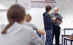 Aulas presencias do 11º e 12º deverão regressar a 18 de maio