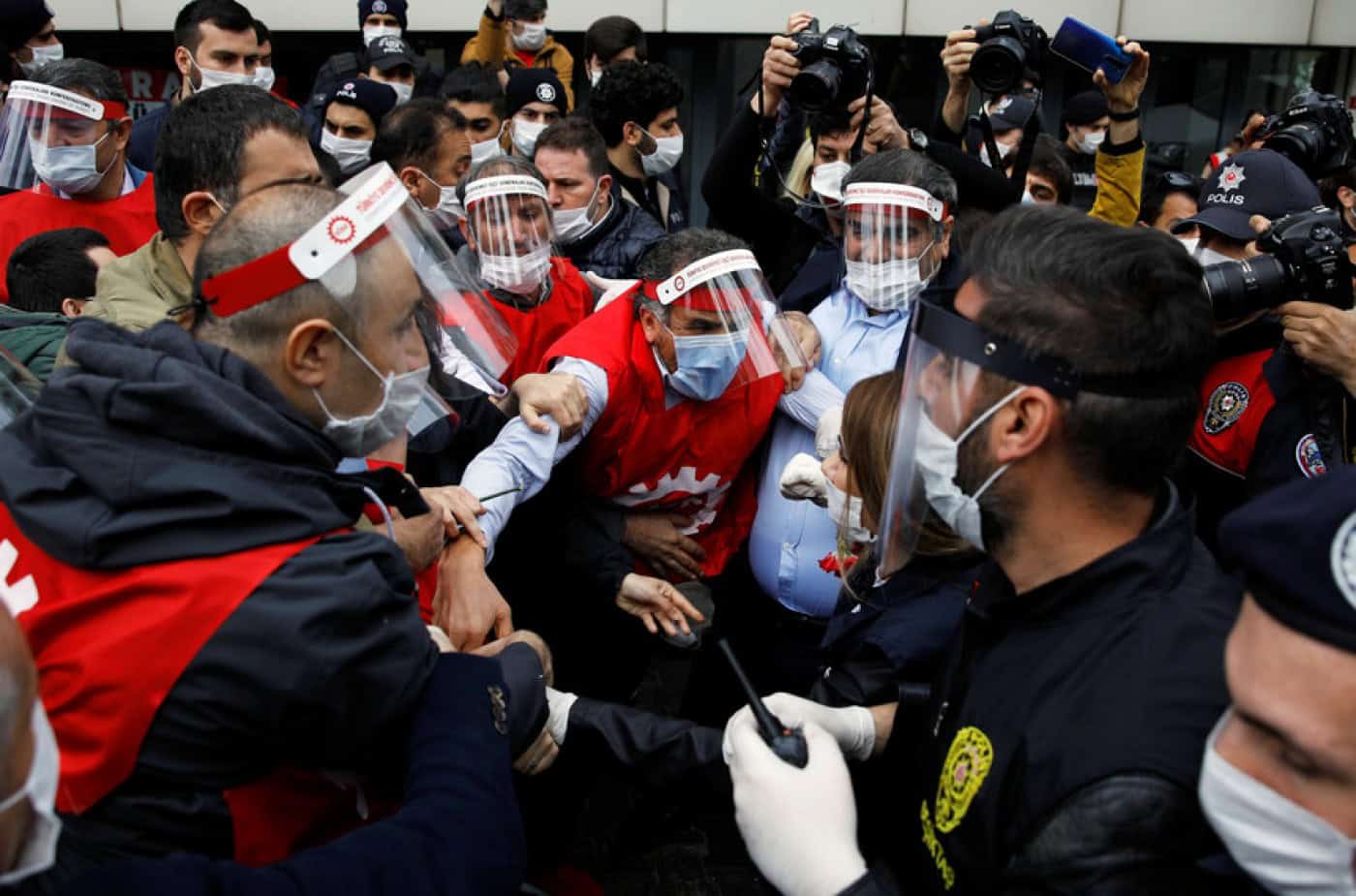 Detidos sindicalistas turcos que desafiaram proibição de sair à rua