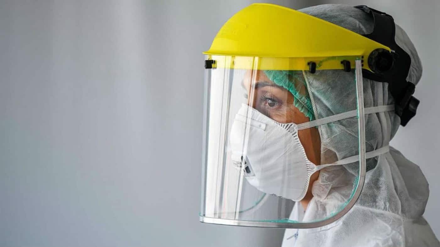 Médicos alertam que viseiras não substituem máscaras