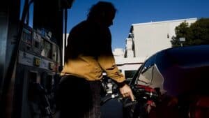 Preços dos combustíveis vão subir 4 cêntimos