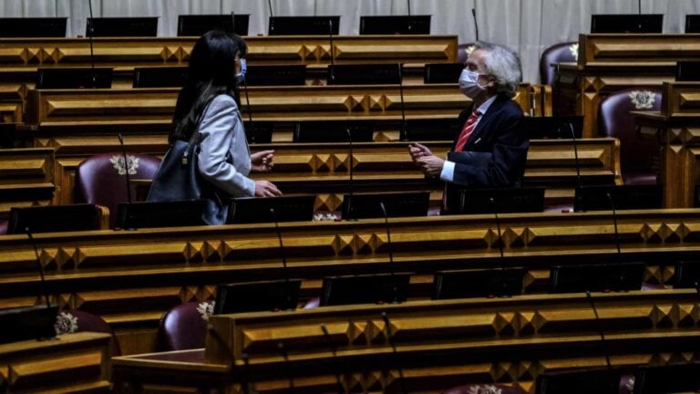 Parlamento decide hoje como vai regressar à quase normalidade