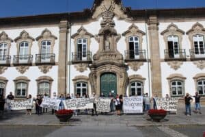 Feirantes protestam à porta da CMB. Recusam mudança de local imposta