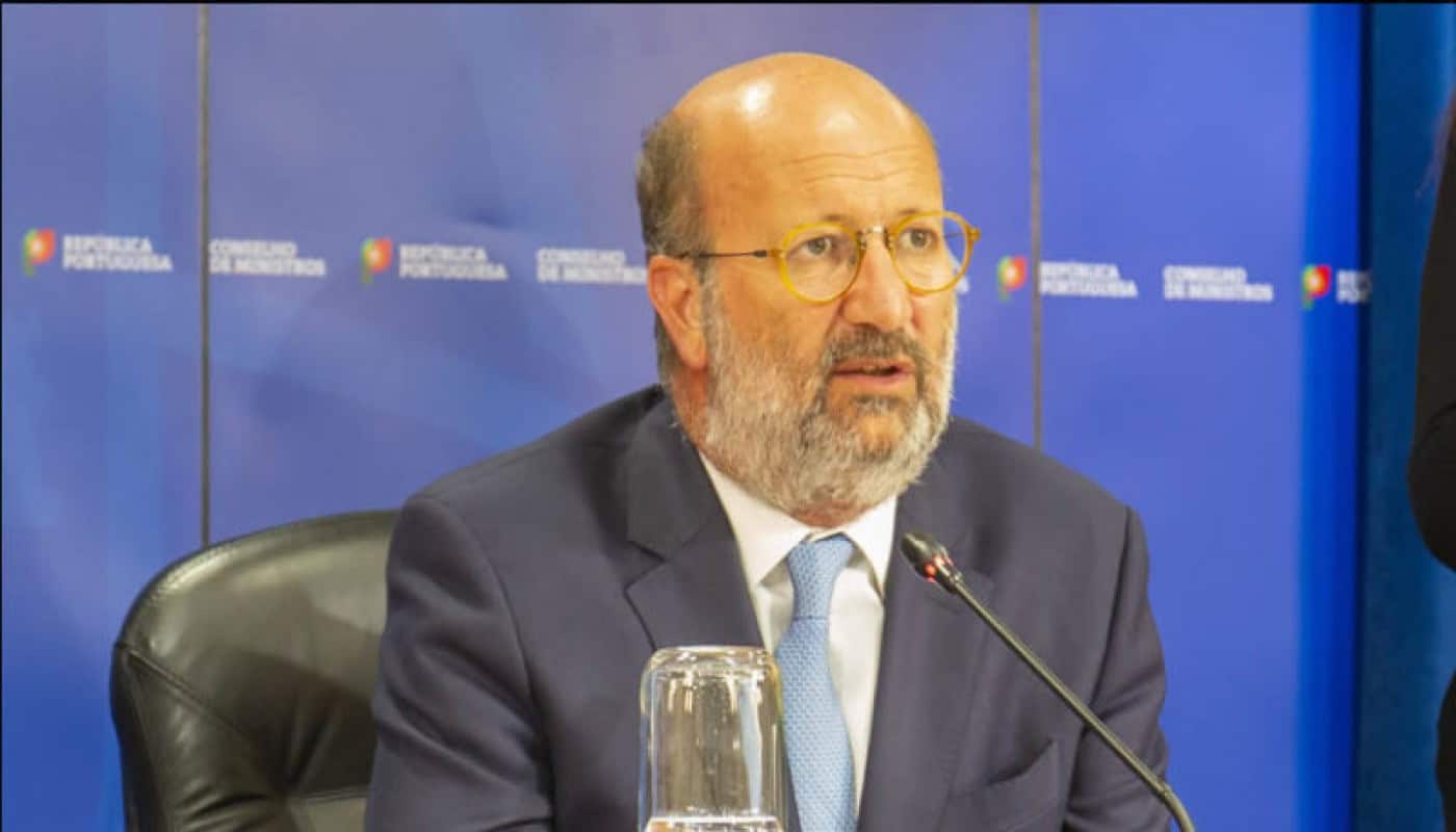 Matos Fernandes: "Acesso à praia é livre, vermelho não é proibição"