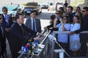 Globo e Folha de S. Paulo não voltam a acompanhar declarações informais de Bolsonaro