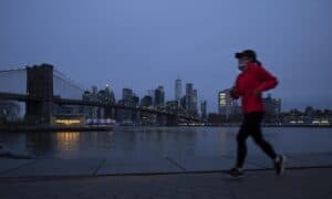 EUA com menos de 700 mortos pelo terceiro dia consecutivo