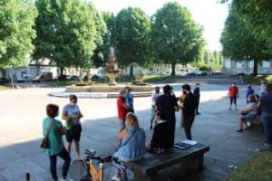 "Se distância mínima entre bancas é de 2 metros, então fechem todas as feiras"