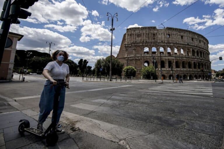 Óbitos em Itália com descida acentuada mas novos contágios foram quase 600