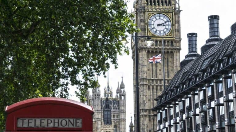 Número de mortes por Covid-19 voltam a descer no Reino Unido