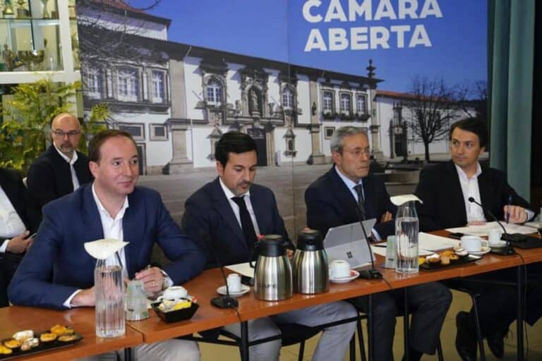 "Câmara de Guimarães promove relação de subsidiodependência com as freguesias"
