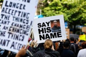 George Floyd morreu por estrangulamento, revela autópsia