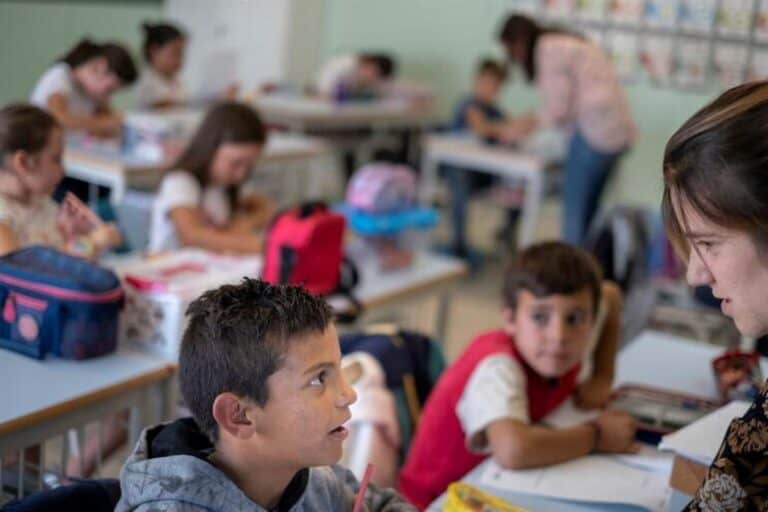 Segregação escolar de crianças ciganas ainda elevada em alguns países da UE - relatório