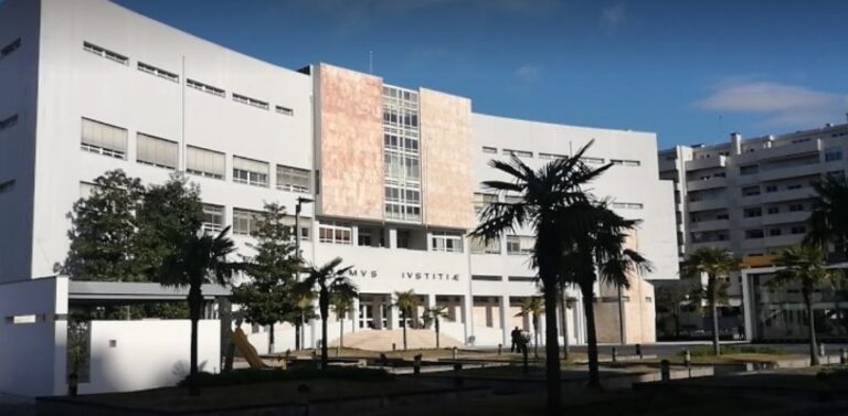 Parede do Tribunal de Braga grafitada com a frase “Fim da imunidade machista”