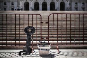 Trabalhadores da diversão noturna entregam chaves no parlamento