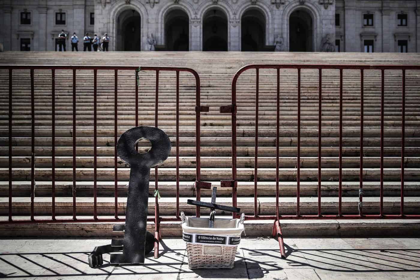 Trabalhadores da diversão noturna entregam chaves no parlamento
