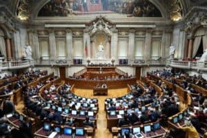 Parlamento aprova por unanimidade prémio aos profissionais do SNS