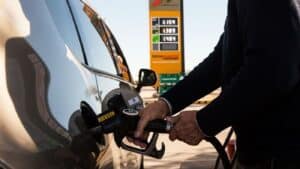 Gasolina já subiu 16 cêntimos desde maio e vai voltar a aumentar