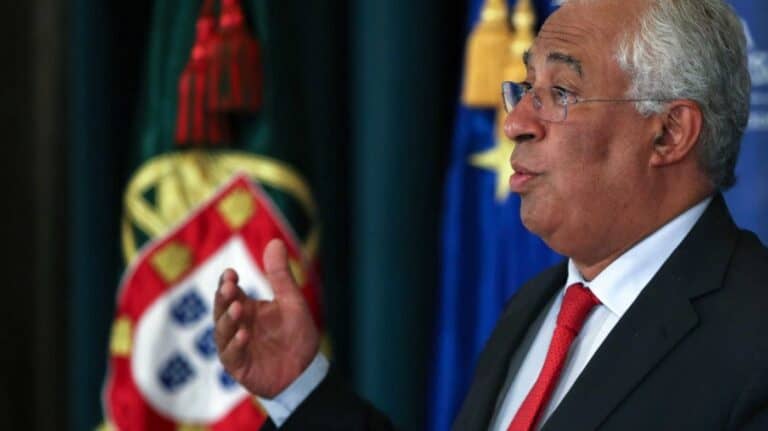 António Costa admite despedimentos na TAP com menos rotas e aviões