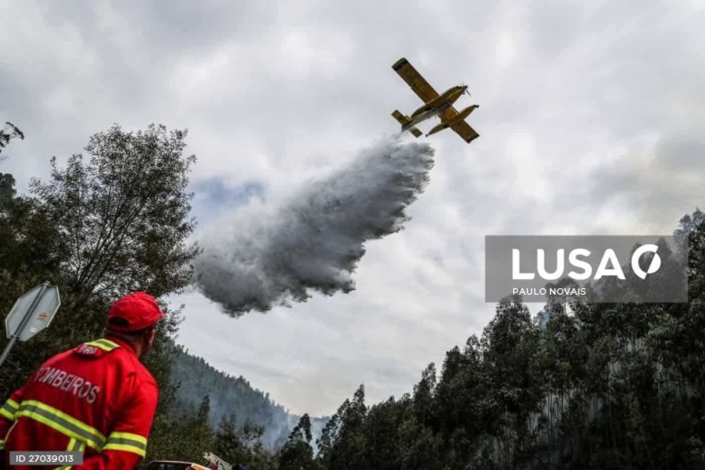 Quatro meios aéreos mobilizados para dominar fogo em Ponte de Lima