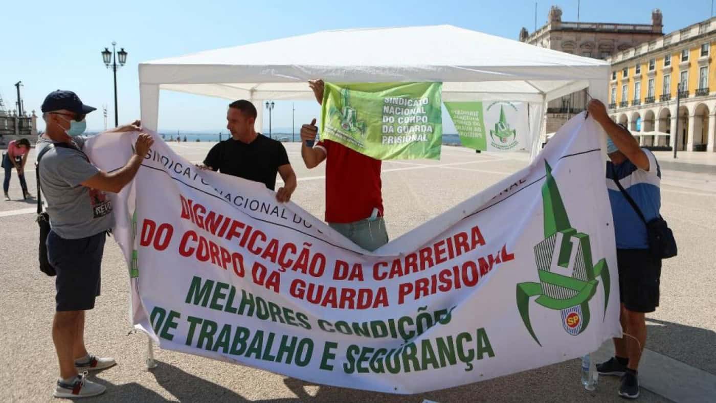 Guardas prisionais em greve protestam contra falta de diálogo do Governo