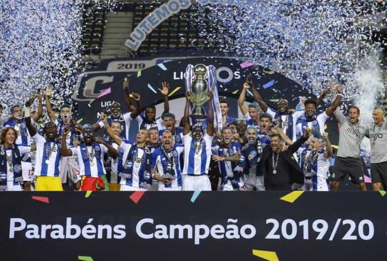 FC Porto levanta a taça de campeão num estádio vazio