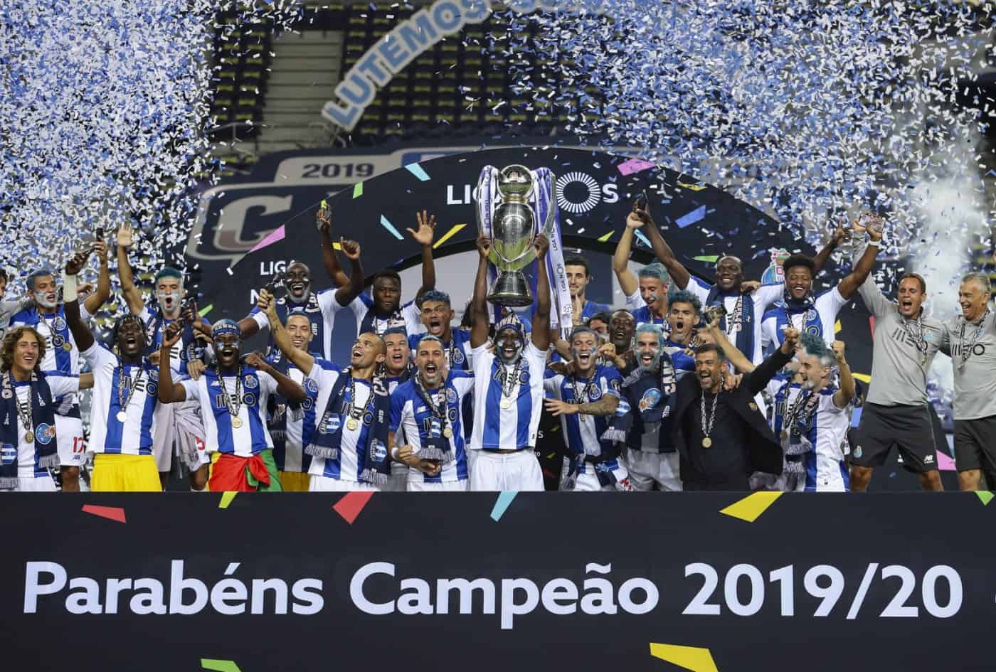 FC Porto levanta a taça de campeão num estádio vazio