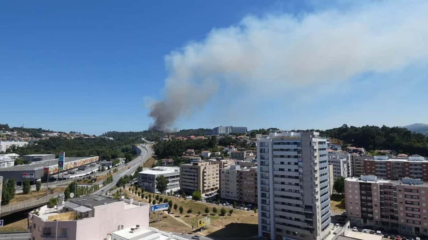 Incêndio em Adaúfe mobiliza mais de 70 operacionais