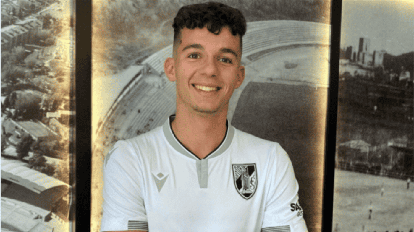 Vitória SC blinda&nbsp; jovem avançado com cláusula milionária