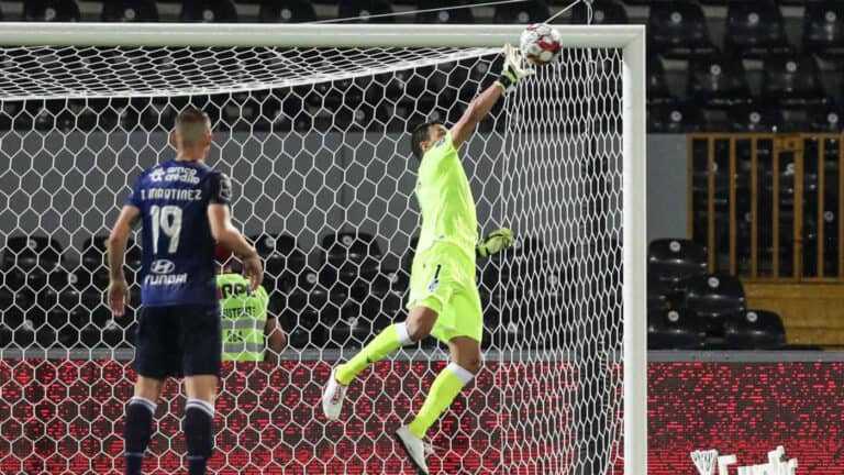 Douglas coloca ponto final na carreira mas continua no Vitória