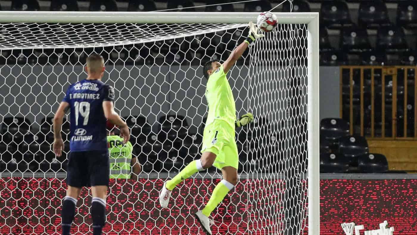 Douglas coloca ponto final na carreira mas continua no Vitória