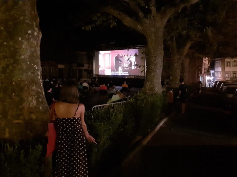 Noite de cinema ao ar livre na cidade berço